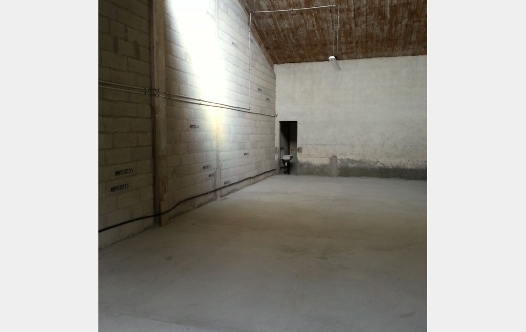 SISYPHE immobilier : Garage / Parking | PEYROLLES-EN-PROVENCE (13860) | 95 m2 | 800 € 